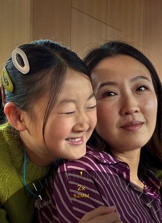 Fonctionnalité Téléobjectif 2x en cours d’utilisation pour zoomer sur une montagne couverte d’arbres et de végétation