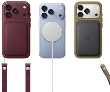 De gauche à droite, iPhone 18 Pro dans une coque en cuir bordeaux avec une dragonne bordeaux, iPhone 18 Pro au centre dans une coque glacier avec un chargeur MagSafe blanc connecté, iPhone 18 Pro argent à droite avec un porte-cartes en cuir vert et une dragonne.