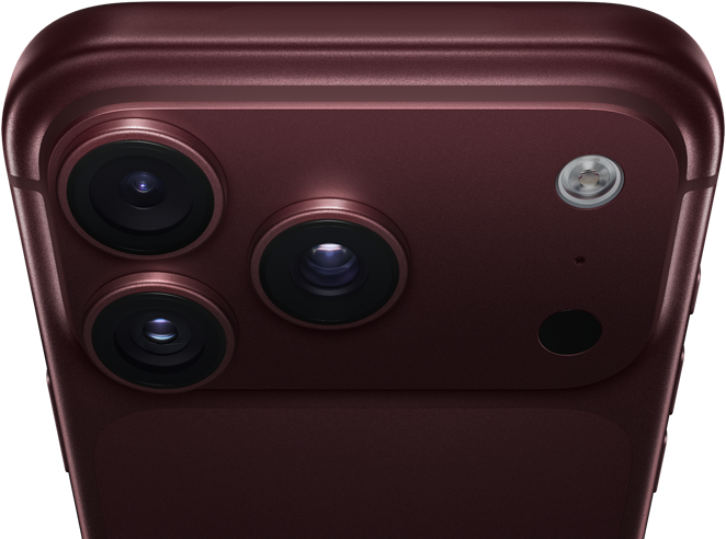 iPhone 18 Pro Max, finition bordeaux (rouge foncé), face arrière, système caméra Pro Fusion au sommet, 3 objectifs, lamelles d’ouverture variable partiellement fermées, flash, micro et scanner LiDAR, face supérieure, antenne cellulaire, côtés plats, bords arrondis